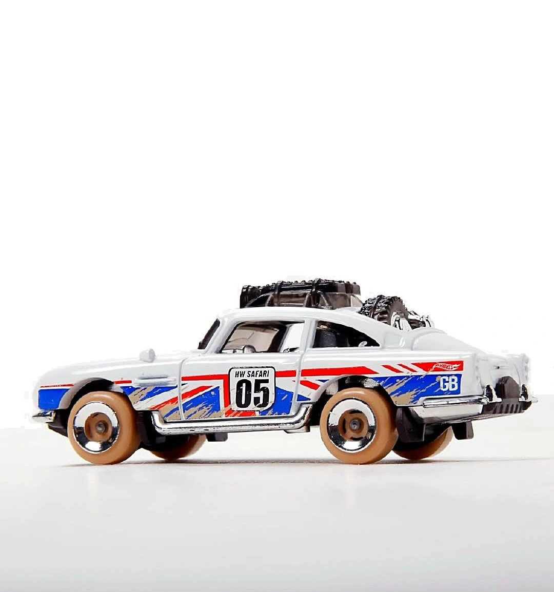 2026 Aston Martin DB5 Safari White: Image 2