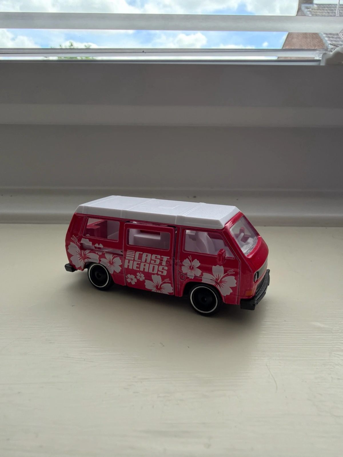 2025 Volkswagen T3 Red: Image 2