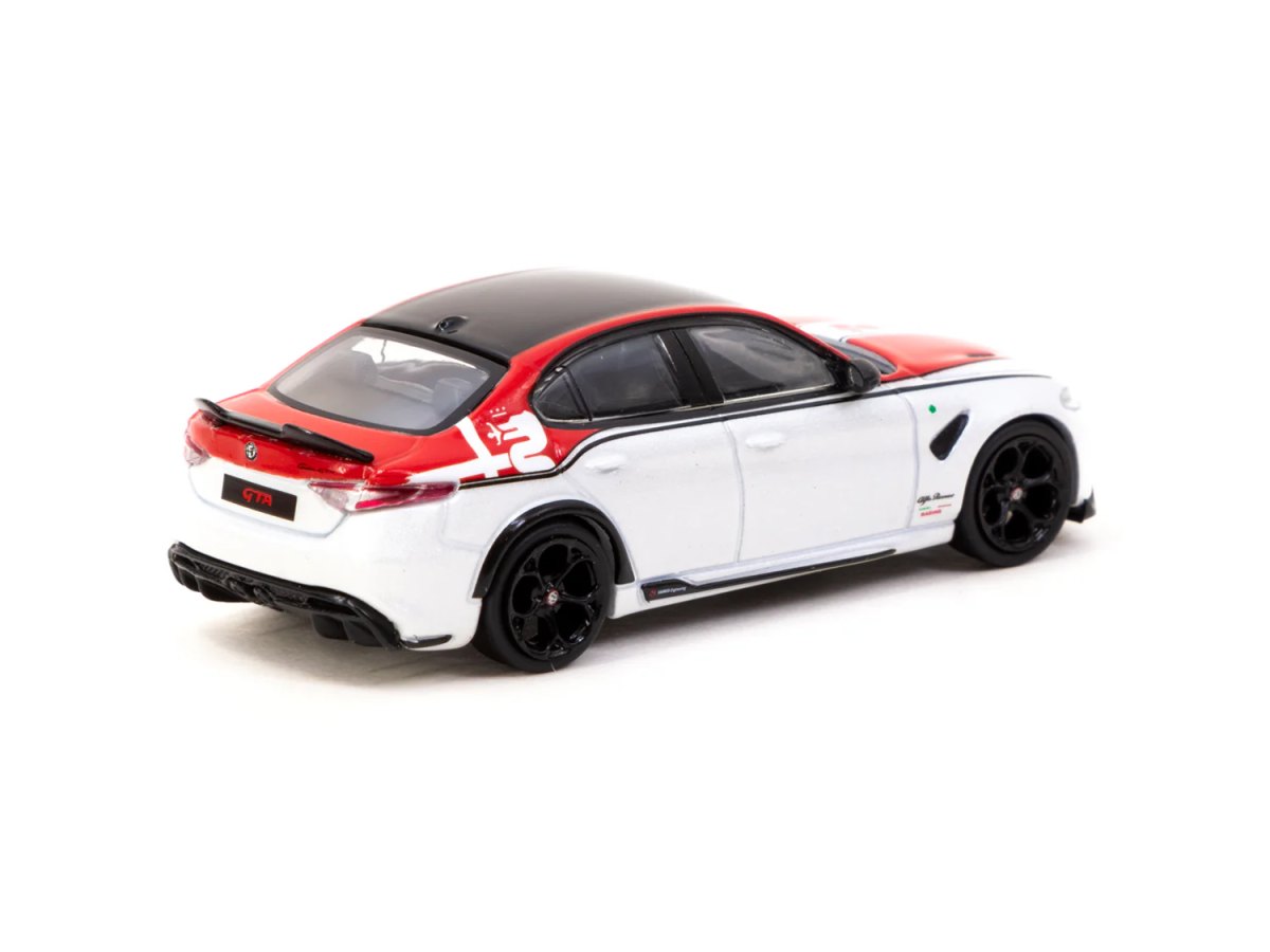 2023 Alfa Romeo Giulia GTA Red / White: No package: Image 2
