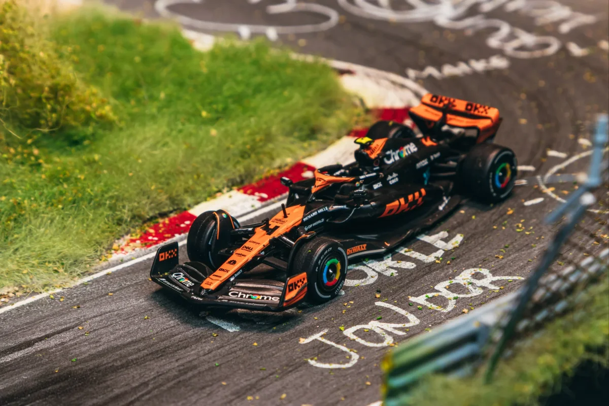 2026 McLaren MCL60 Black: Image 2