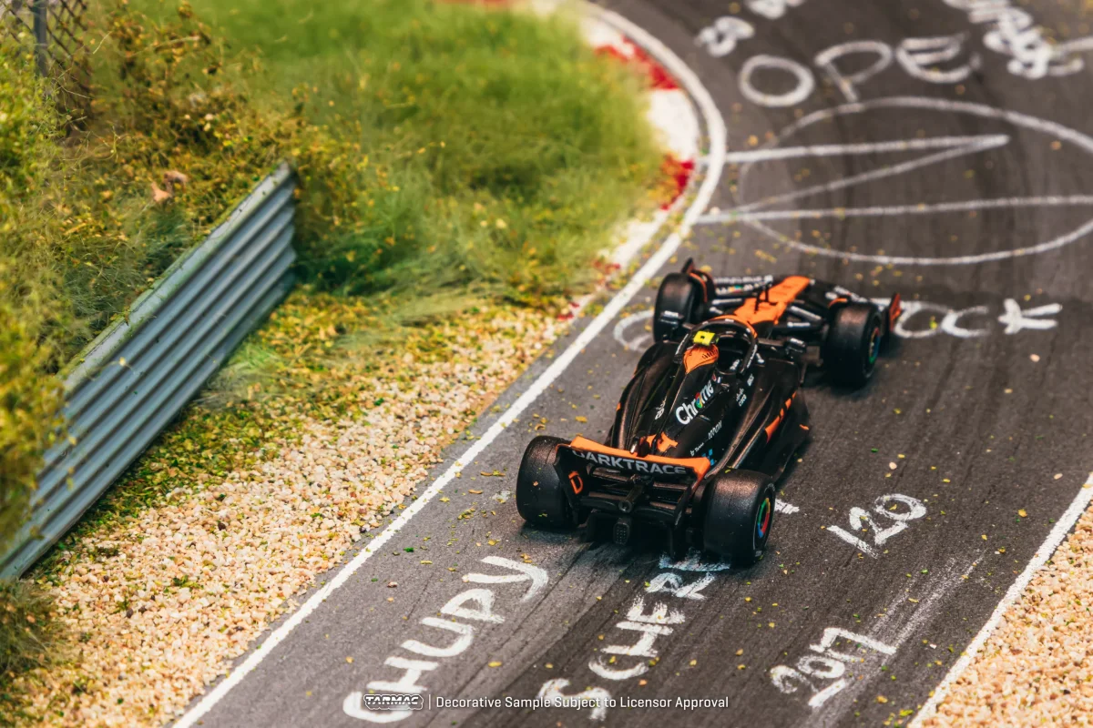 2026 McLaren MCL60 Black: Image 4