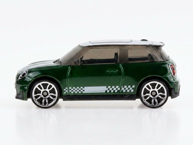 2026 Mini JCW Electric Green: Image 2