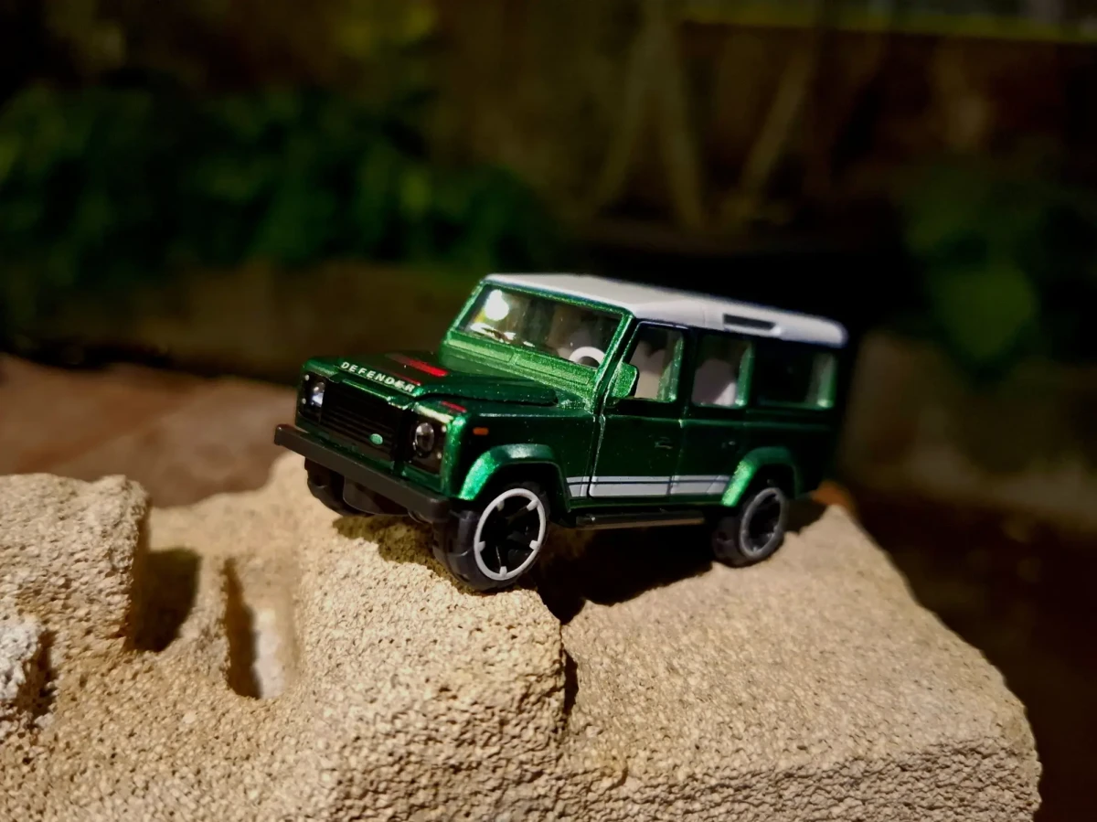 2024 Land Rover Defender 110 Green: Image 2