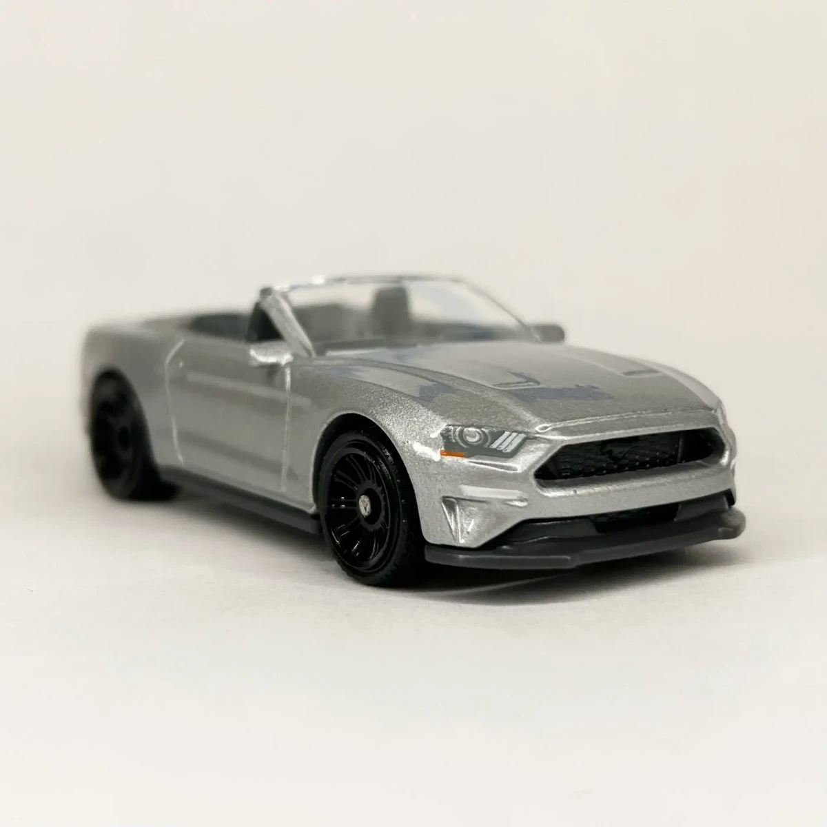 2026 2018 Ford Mustang Convertible Silver: No Package: Image 2