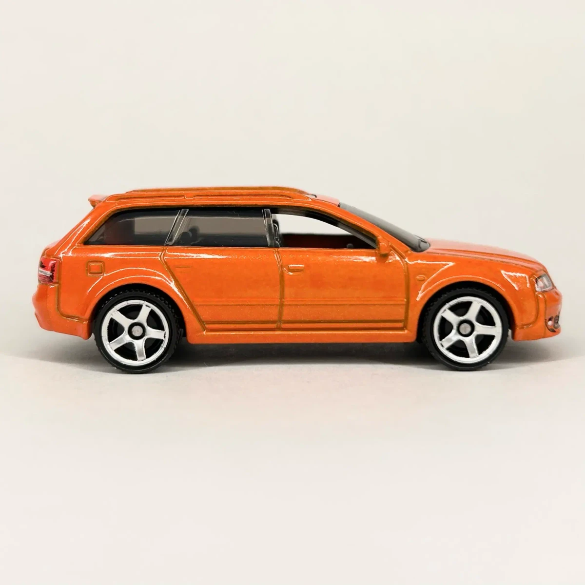 2025 02 Audi RS 6 Avant Orange: Image 2