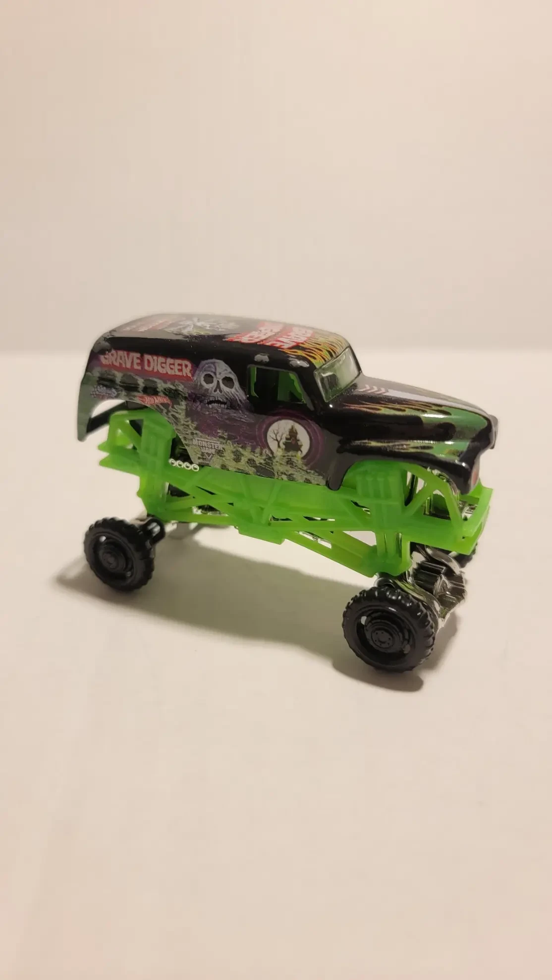 2015 Grave Digger Black: Image 2