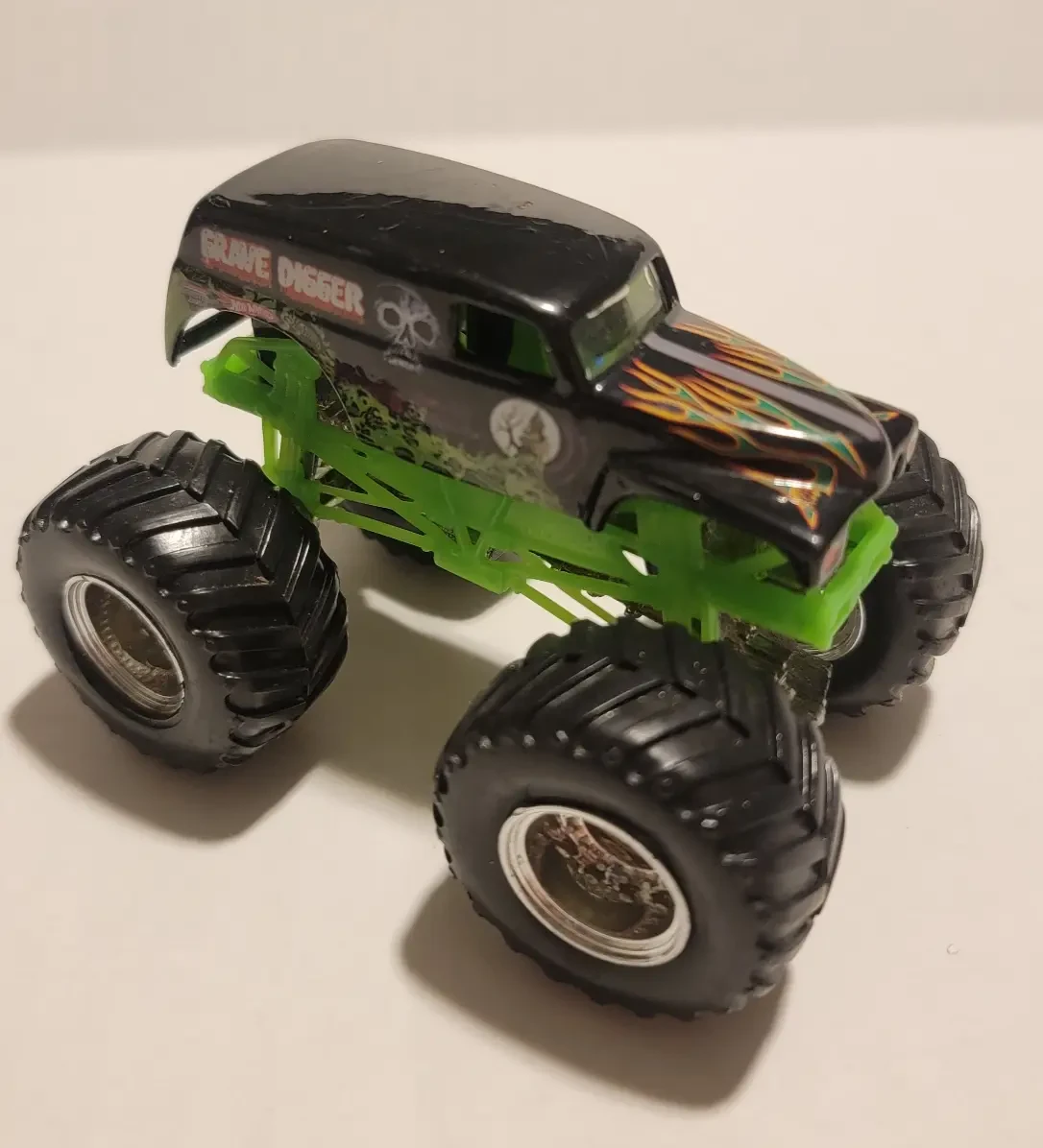 2005 Grave Digger Black: Image 2