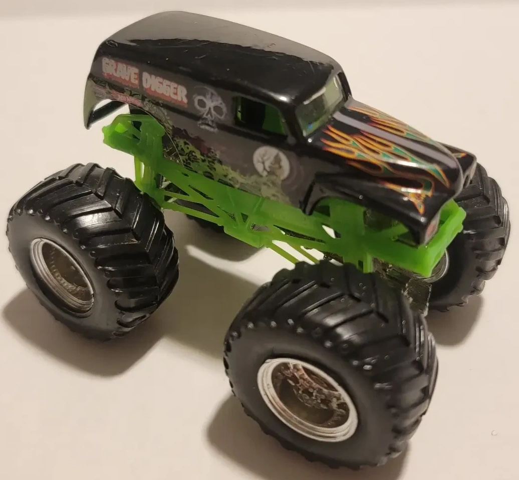 2005 Grave Digger Black: Image 2