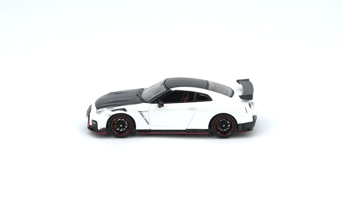 GT-R (R35) NISMO White: No package: Image 3