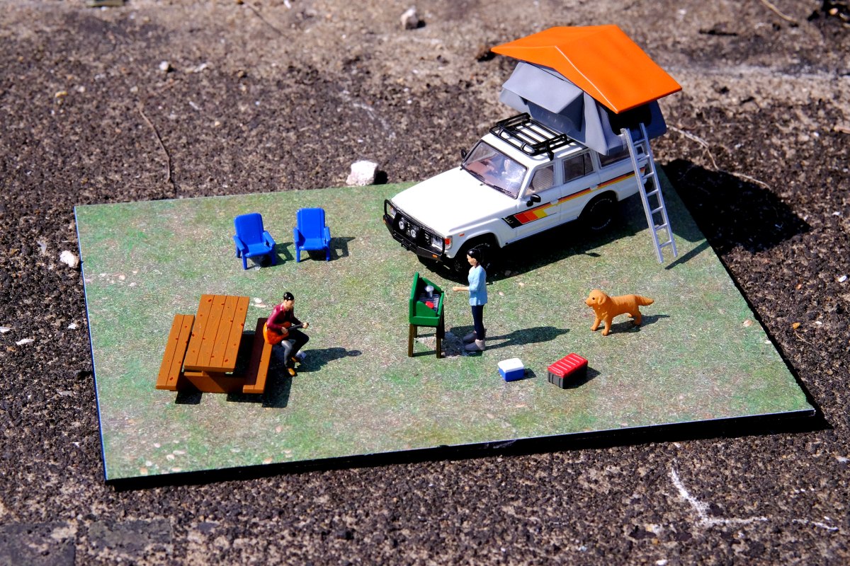 2025 Toyota Land Cruiser (FJ60) Car Camping Diorama with Figures: No package: Image 3