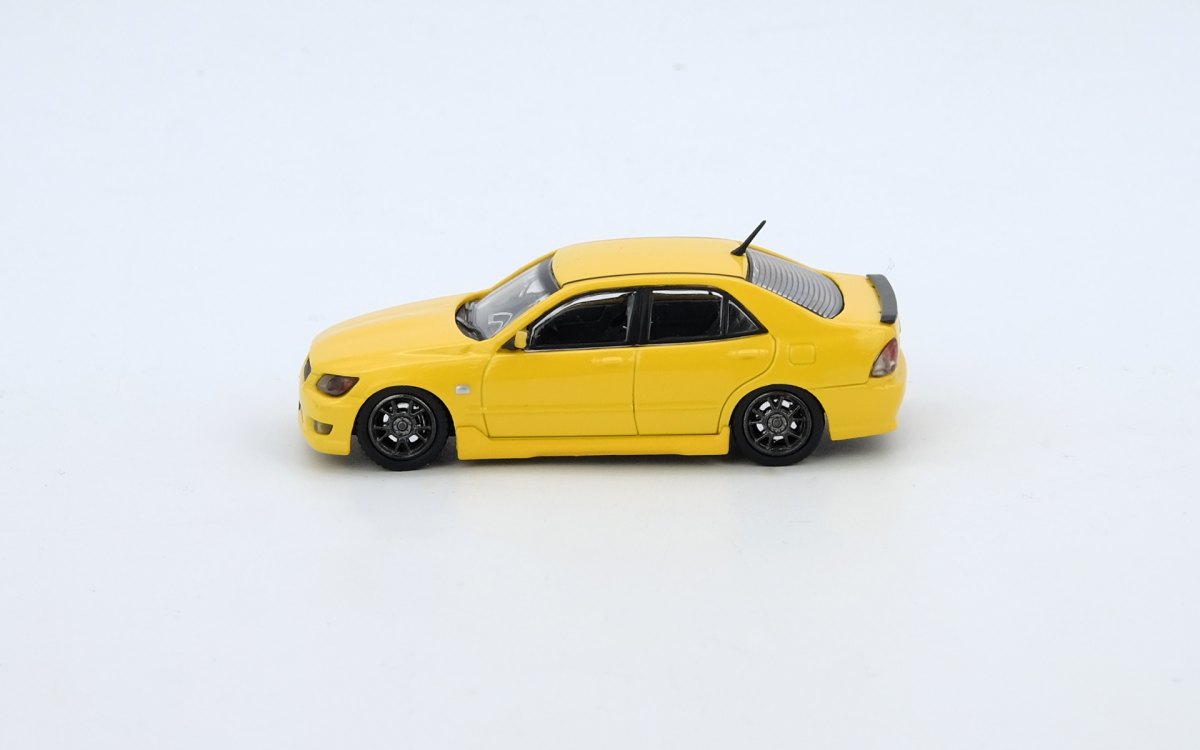 Toyota Altezza RS200 Yellow: No package: Image 3
