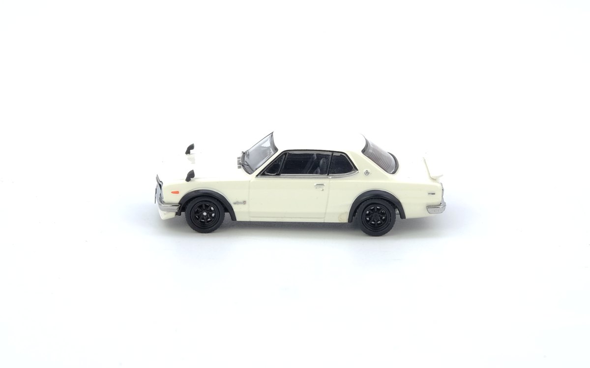 NISSAN SKYLINE 2000 GT-R (KPGC10) White: No package: Image 3