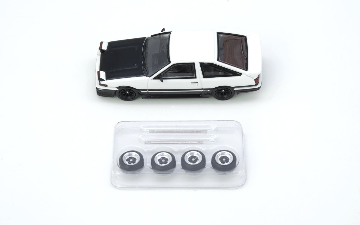Toyota Sprinter Trueno (AE86) White/Black With Extra wheels and Extra decals – Japan Special Model: No package: Image 4
