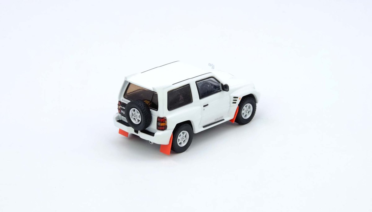 Mitsubishi Pajero Evolution White With Extra Wheels: No package: Image 2