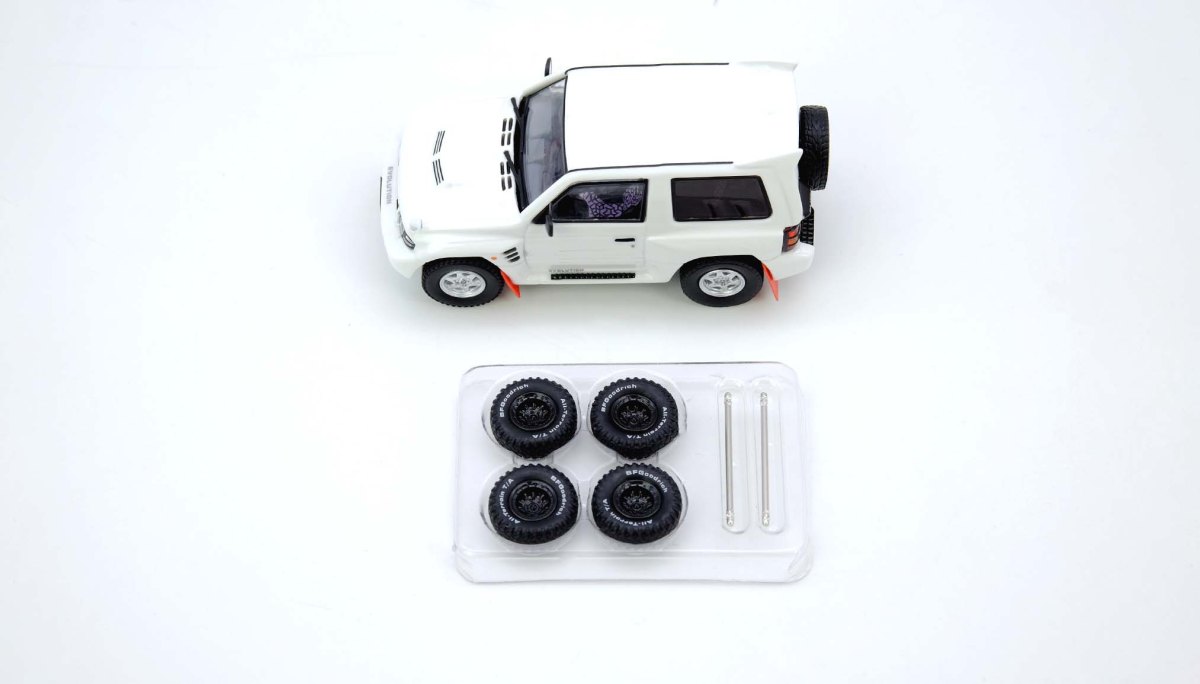 Mitsubishi Pajero Evolution White With Extra Wheels: No package: Image 5