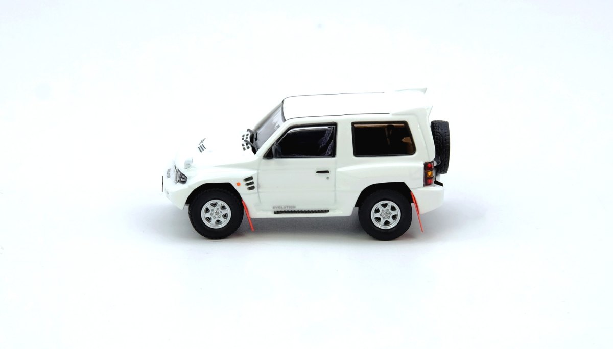 Mitsubishi Pajero Evolution White With Extra Wheels: No package: Image 3