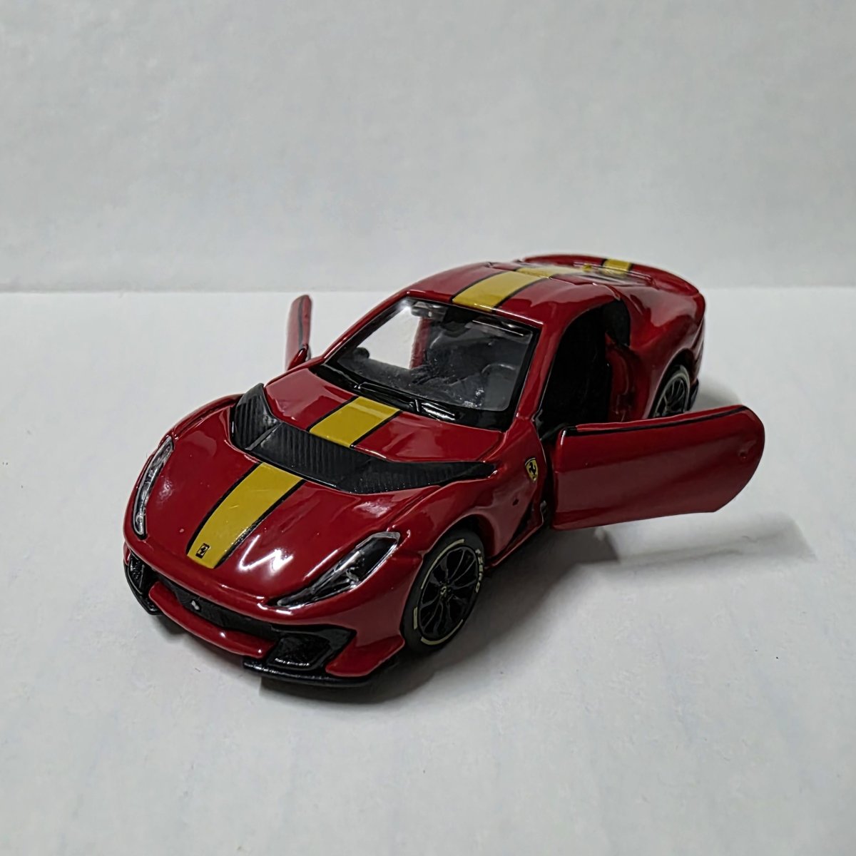 2024 Ferrari 812 Competizione Red: Image 3