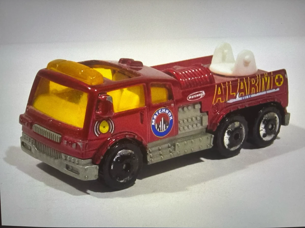 2002 Ladder Truck Red: Image 2
