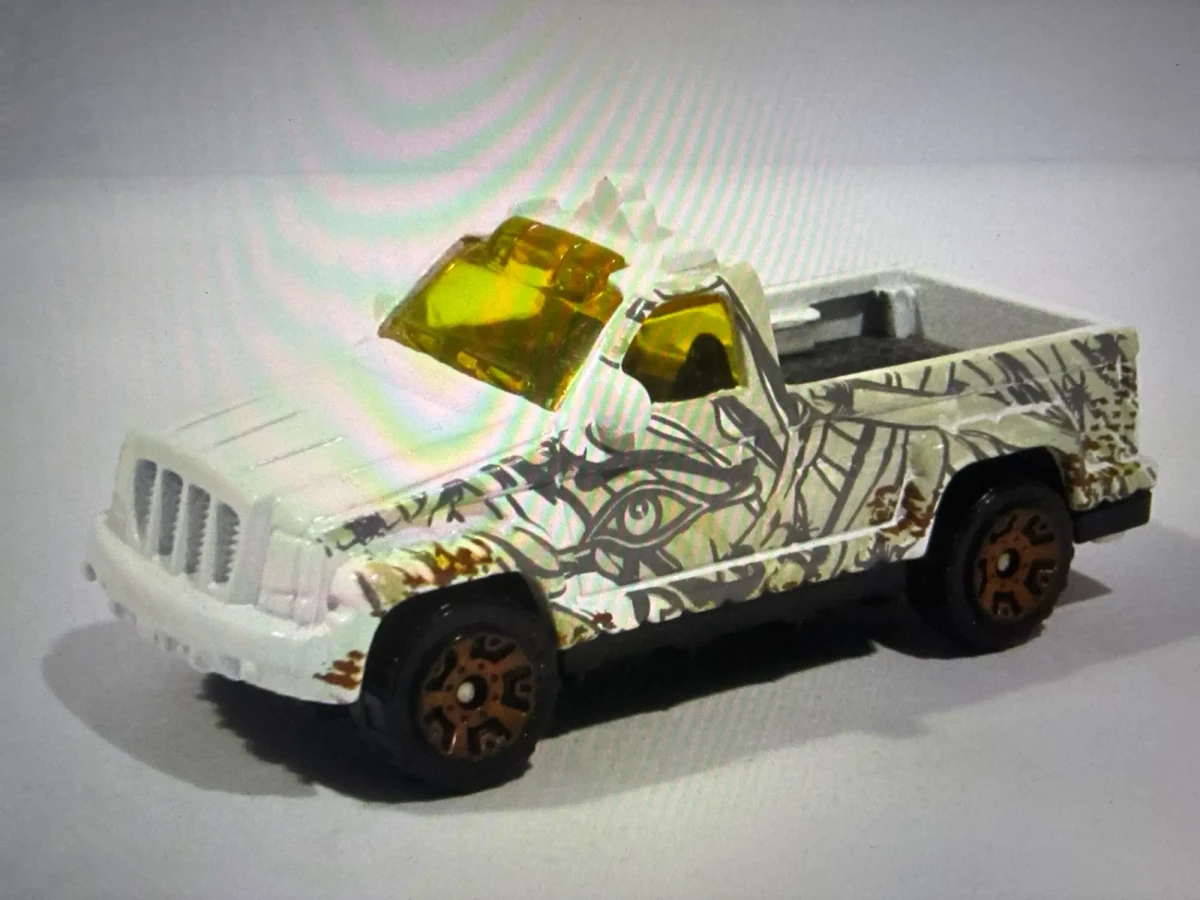 2006 Troop Carrier White: Image 2