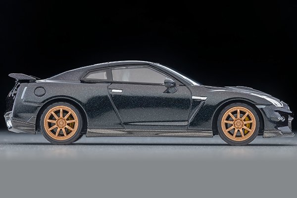 2026 Nissan GT-R 2025 model, Final Production Model Purple: Image 4