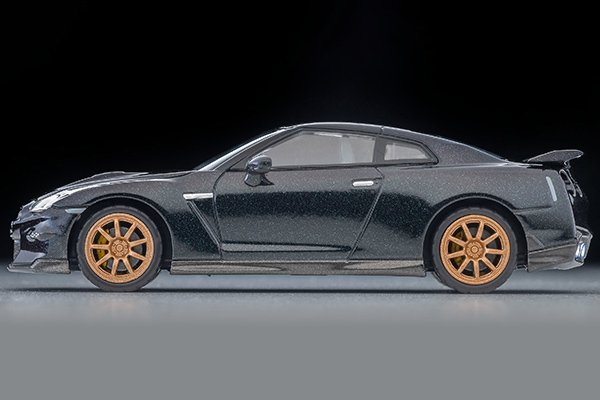 2026 Nissan GT-R 2025 model, Final Production Model Purple: Image 3