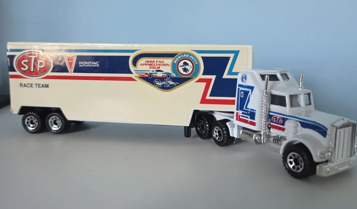 1992 Kenworth Aerodyne & Articulated Trailer Box Richard Petty STP #43 White: No Package: Image 2