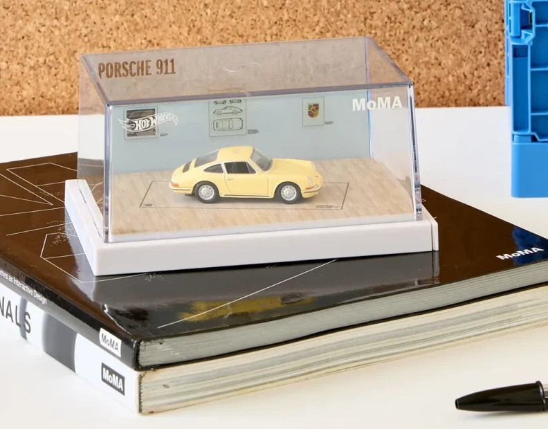 2026 Porsche 911 Yellow: Box: Image 2