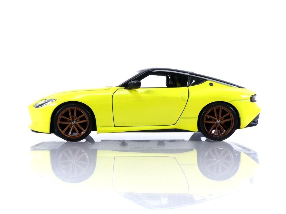 2023 Z Yellow: No package: Image 6