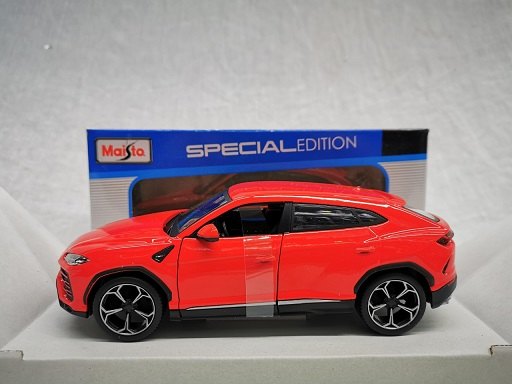 2018 Urus Red: No package: Image 2