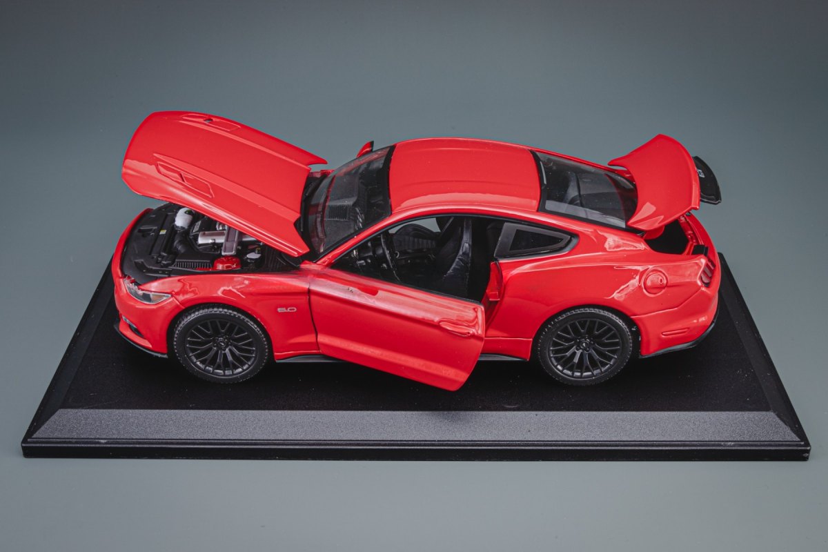 2015 Mustang Red: No package: Image 4