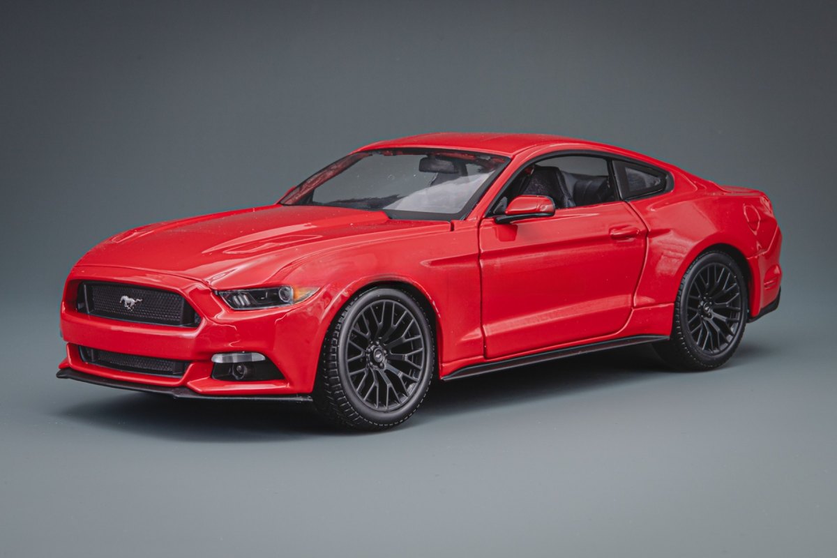 2015 Mustang Red: No package: Image 2