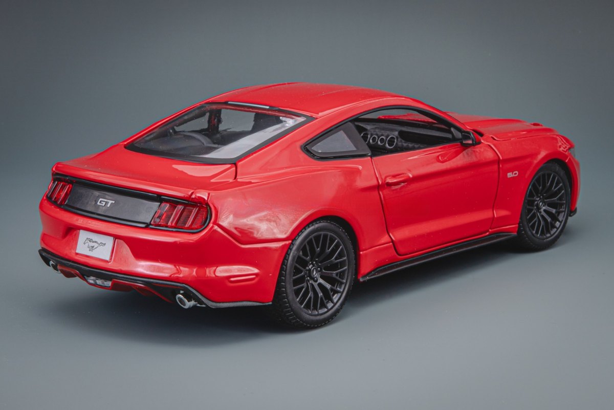 2015 Mustang Red: No package: Image 3