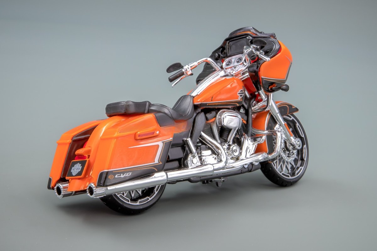 2022 CVO Road Glide Orange: No package: Image 3