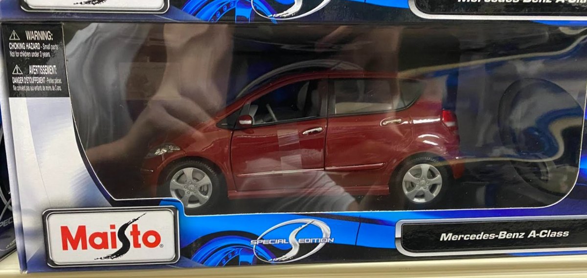 A-Class 4-Door Red: No package: Image 2