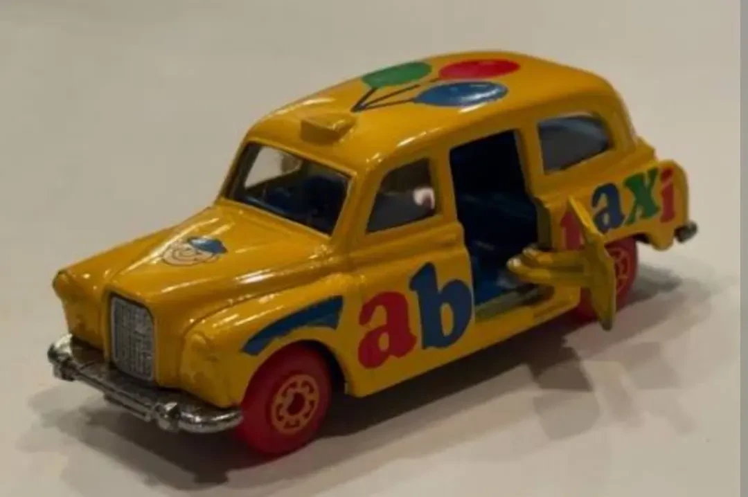 1990 Carbodies Taxi FX4R Yellow: No Package: Image 2