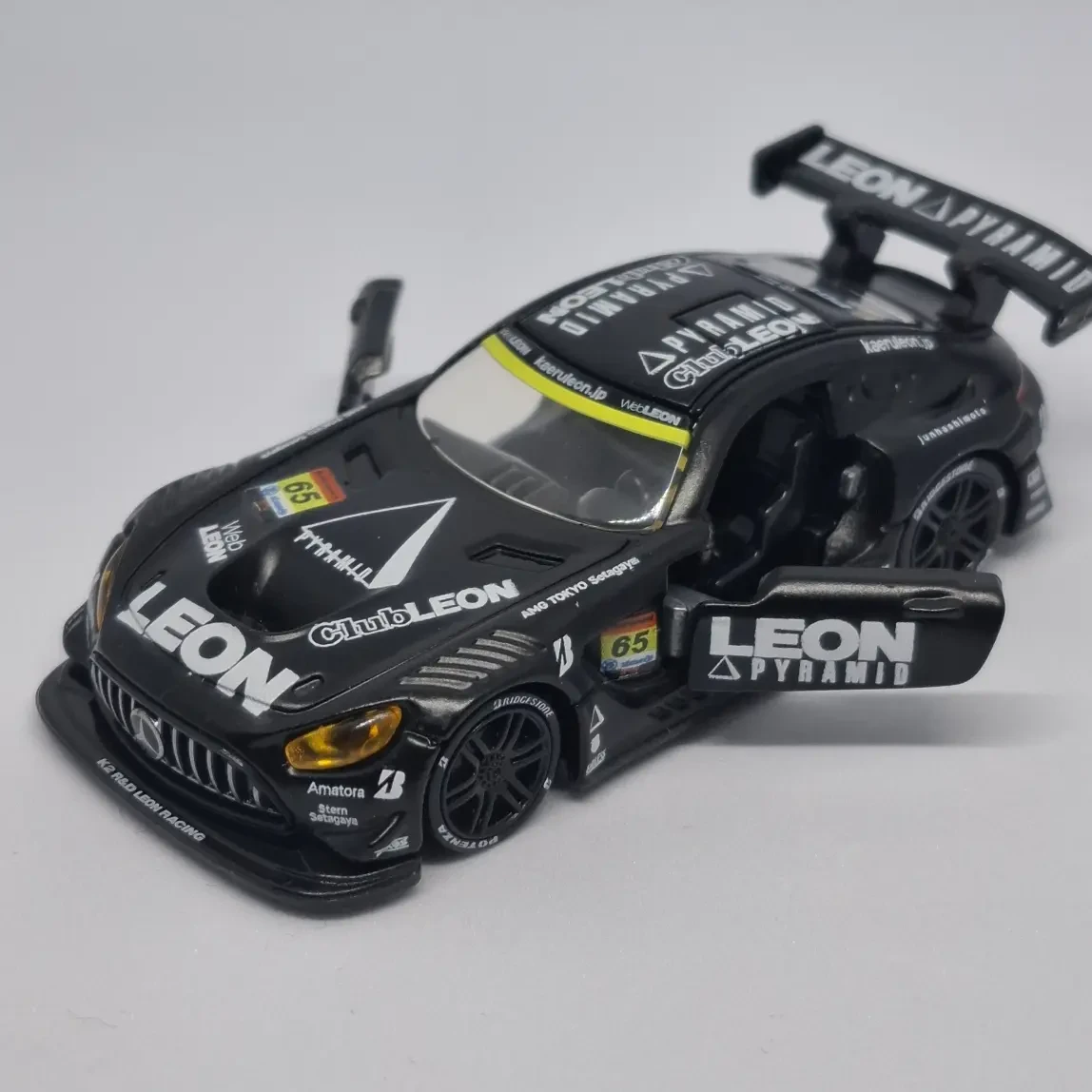 2025 Leon Pyramid AMG Black: No Package: Image 3
