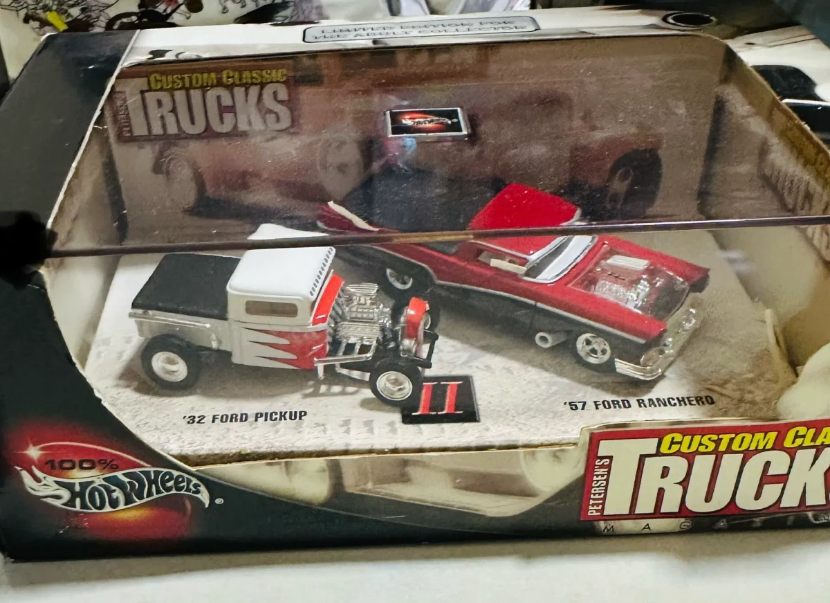 2002 Petersen's Custom Classic Trucks Magazine 2-Car Set 2 Other: Box: Image 2