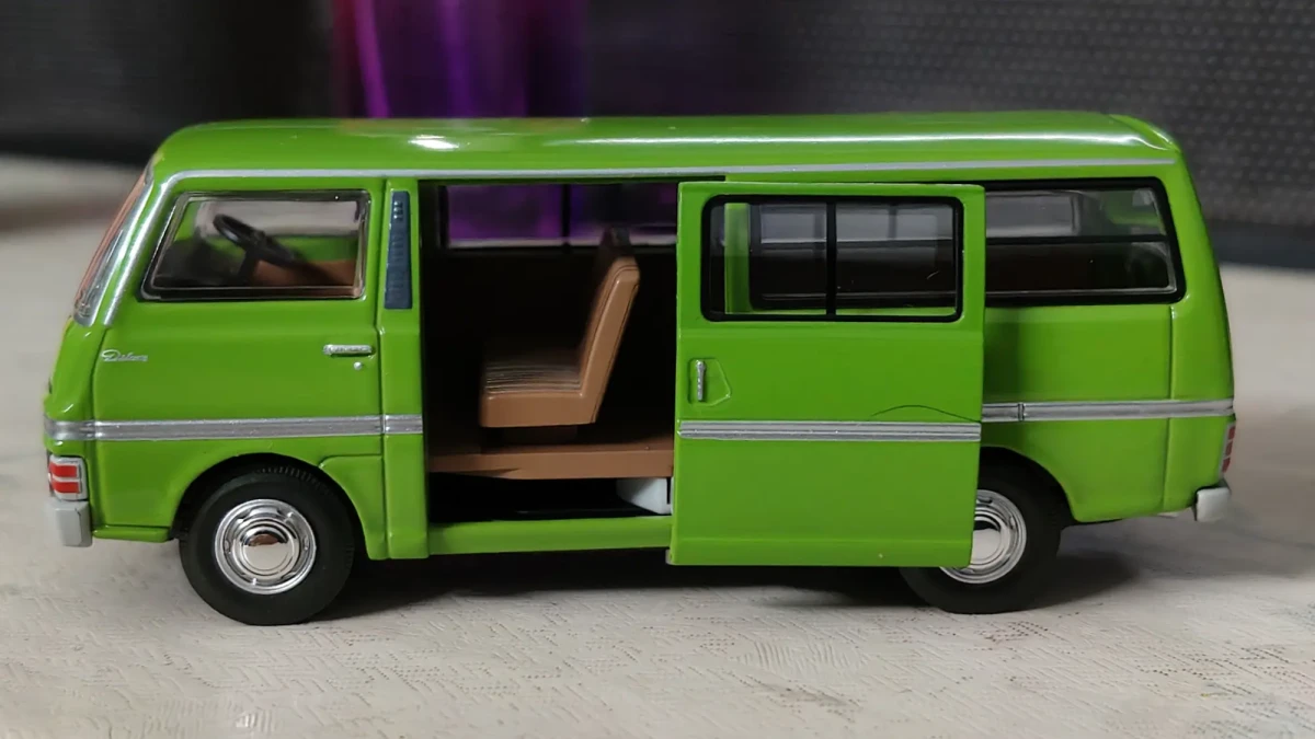 2024 Nissan Caravan Long Deluxe Green: No Package: Image 3