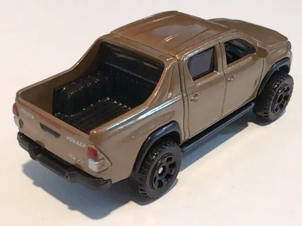 2027 2018 Toyota Hilux Bronze: No Package: Image 2