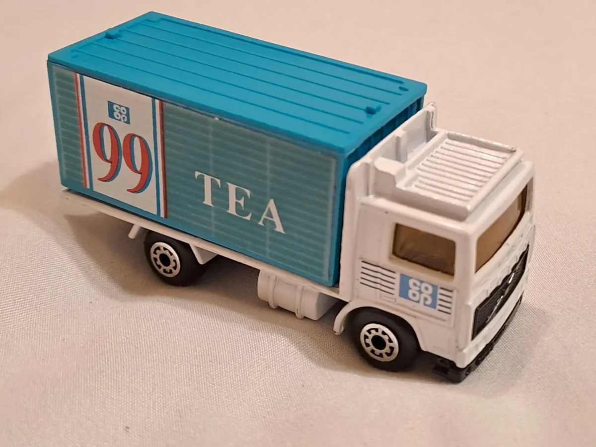 1992 Volvo Container Truck White: No Package: Image 2