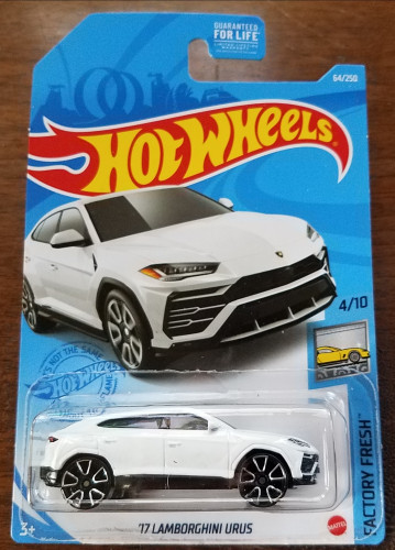 17 Lamborghini Urus