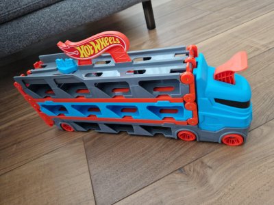 Hot wheels 2-in-1 Transporter and launcher