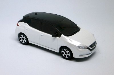 18 Nissan Leaf