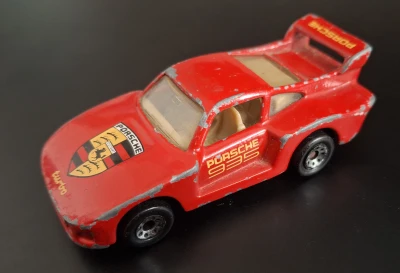 Racing Porsche 935