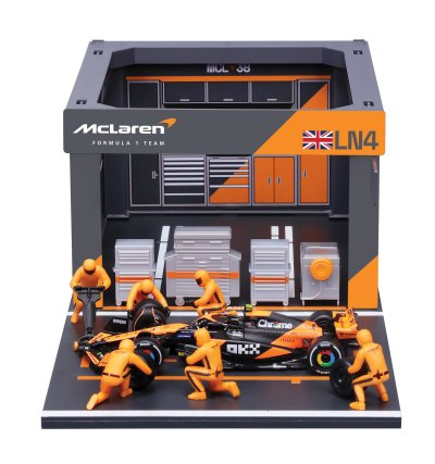 Pit Stop McLaren with MCL38 #4 Lando Norris
