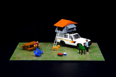 Toyota Land Cruiser (FJ60) Car Camping Diorama with Figures