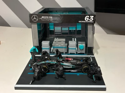 Mercedes AMG PETRONAS F1 Team Pit George Russell #63