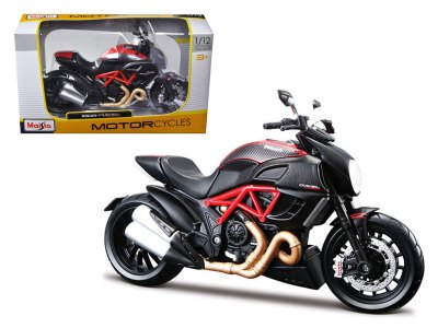 Ducati Diavel Red And Carbon Diecast Motorcycle