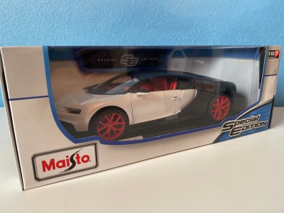 Bugatti Chiron (Matte White/Black With Red Wheels) Special Edition